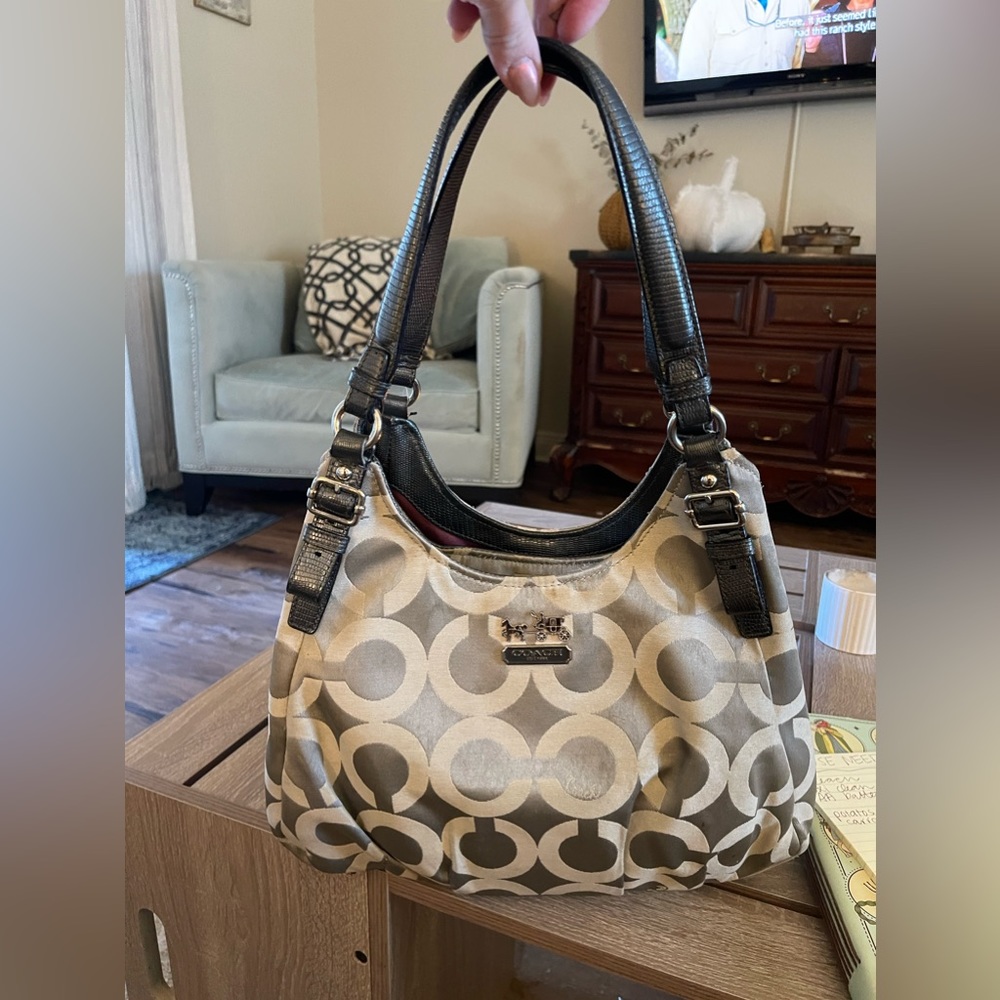 Coach shoulder bag with awesome pockets in great condition!